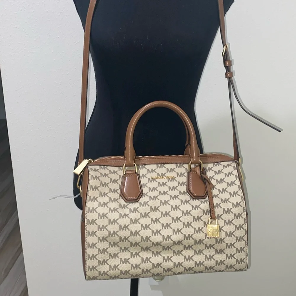 NWOT Michael Kors bag no signs of wear. Stickers are still on bottom.